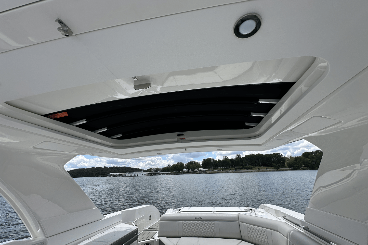 Slide: The Image of Sea Ray 350SLX 2026 - 30