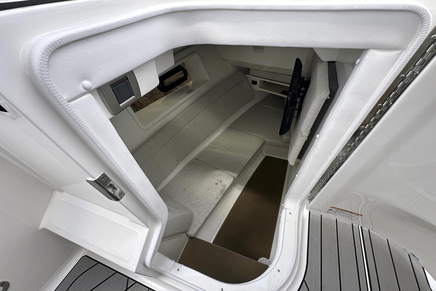 Slide: The Image of Sea Ray 350SLX 2026 - 32