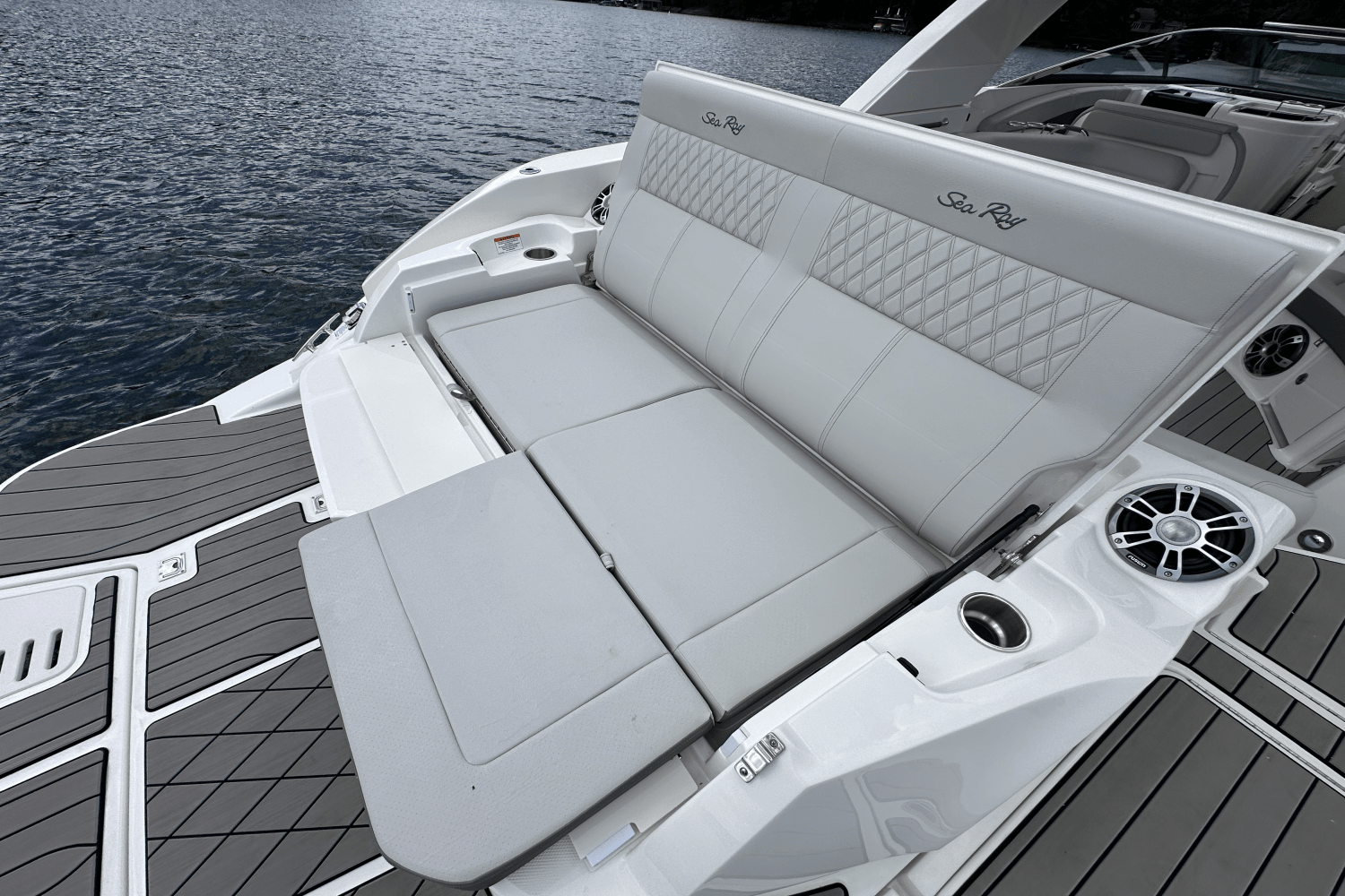Slide: The Image of Sea Ray 350SLX 2026 - 33