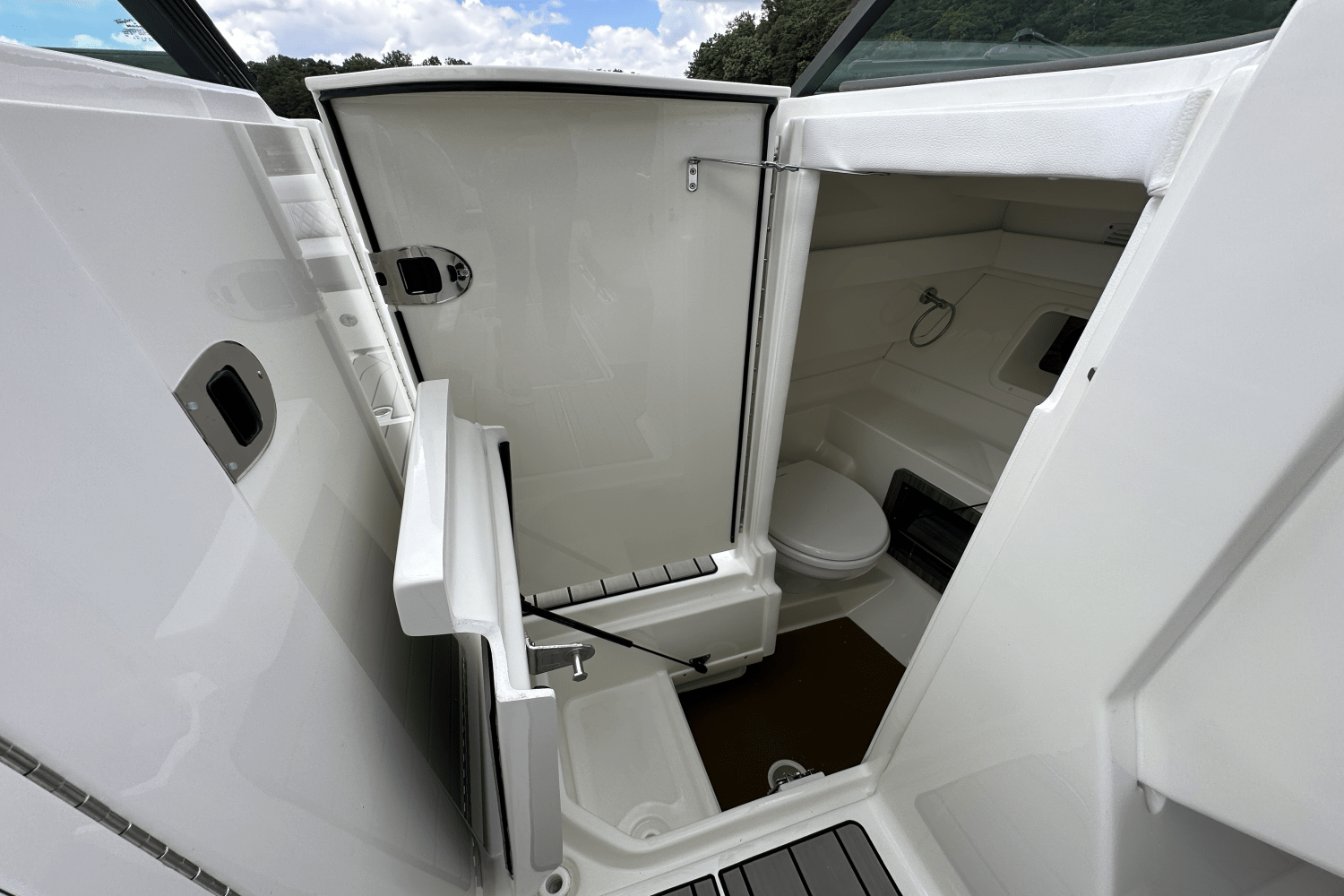 Slide: The Image of Sea Ray 350SLX 2026 - 34