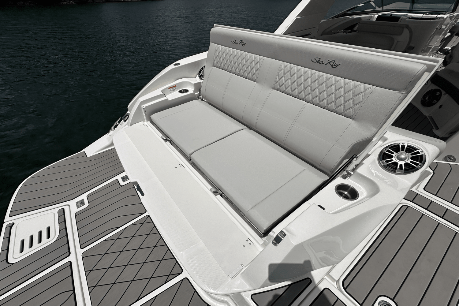 Slide: The Image of Sea Ray 350SLX 2026 - 36