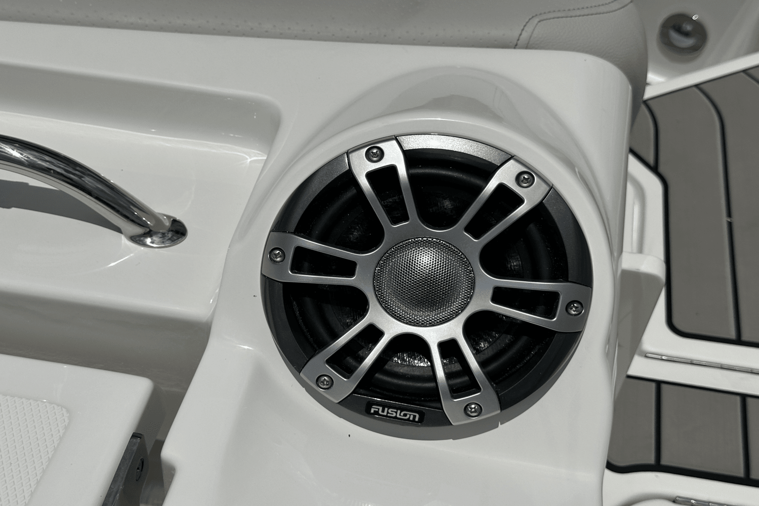 Slide: The Image of Sea Ray 350SLX 2026 - 37