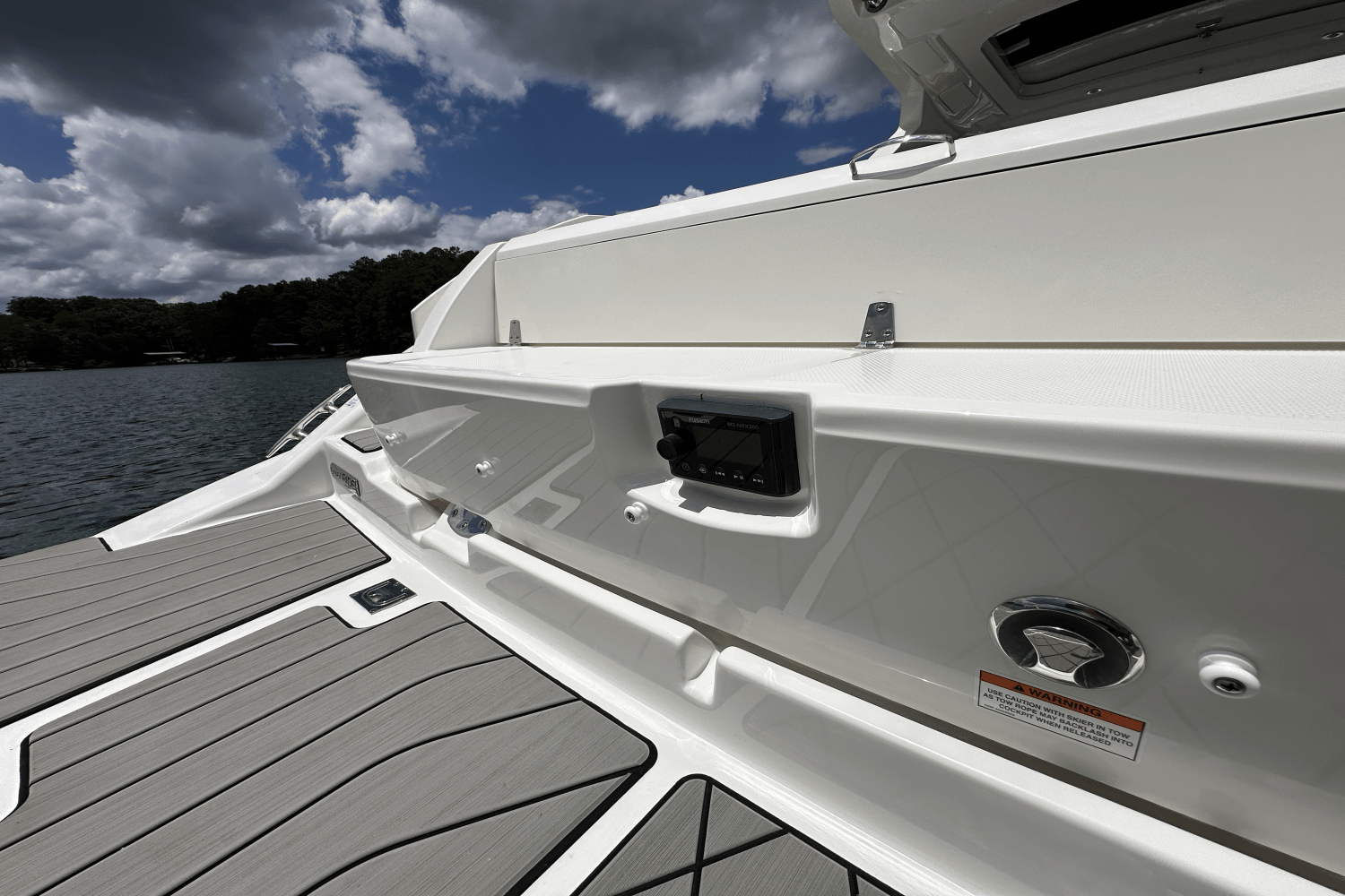 Slide: The Image of Sea Ray 350SLX 2026 - 38