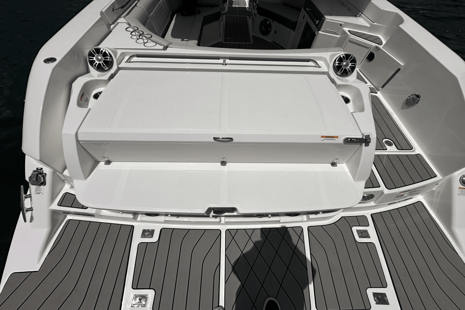 Slide: The Image of Sea Ray 350SLX 2026 - 39