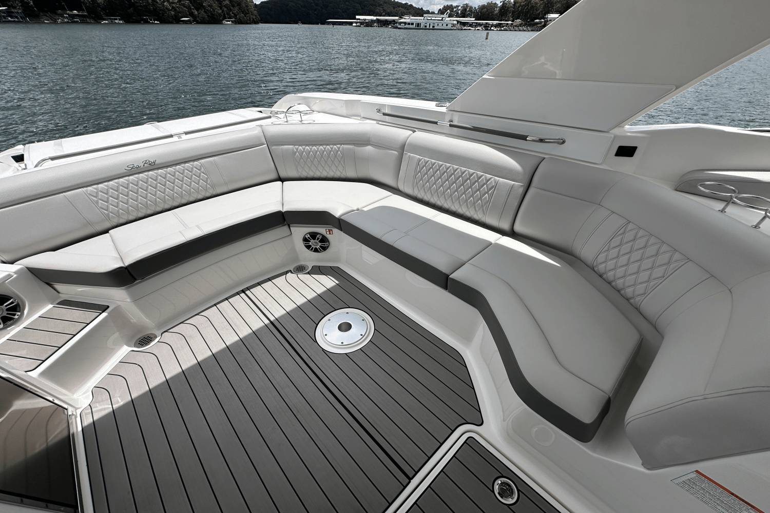 Slide: The Image of Sea Ray 350SLX 2026 - 40