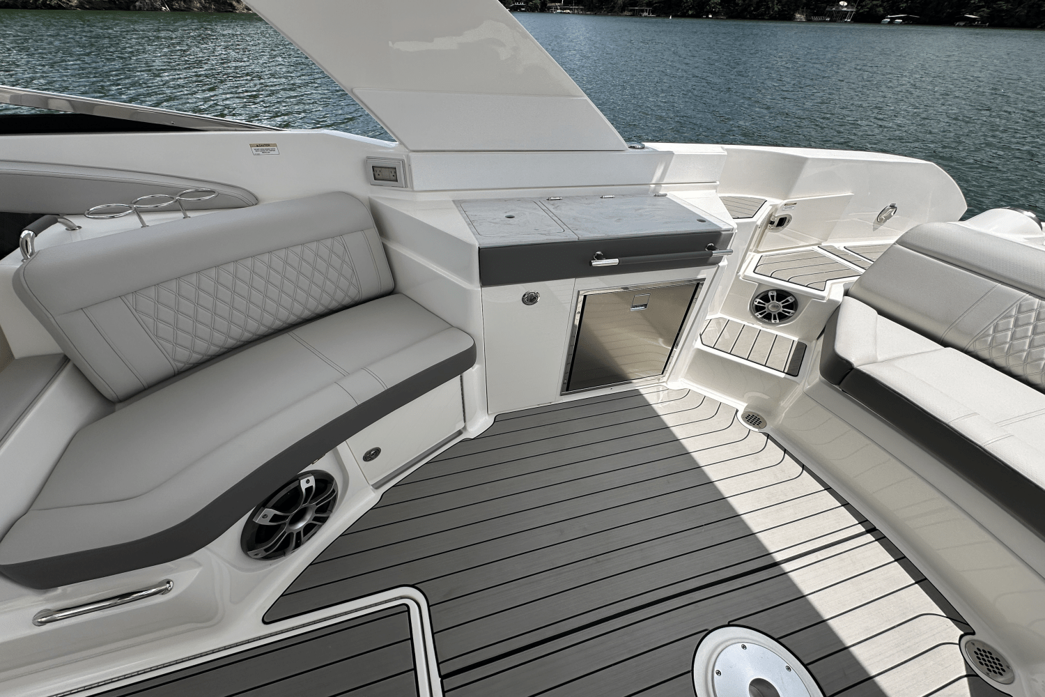 Slide: The Image of Sea Ray 350SLX 2026 - 41