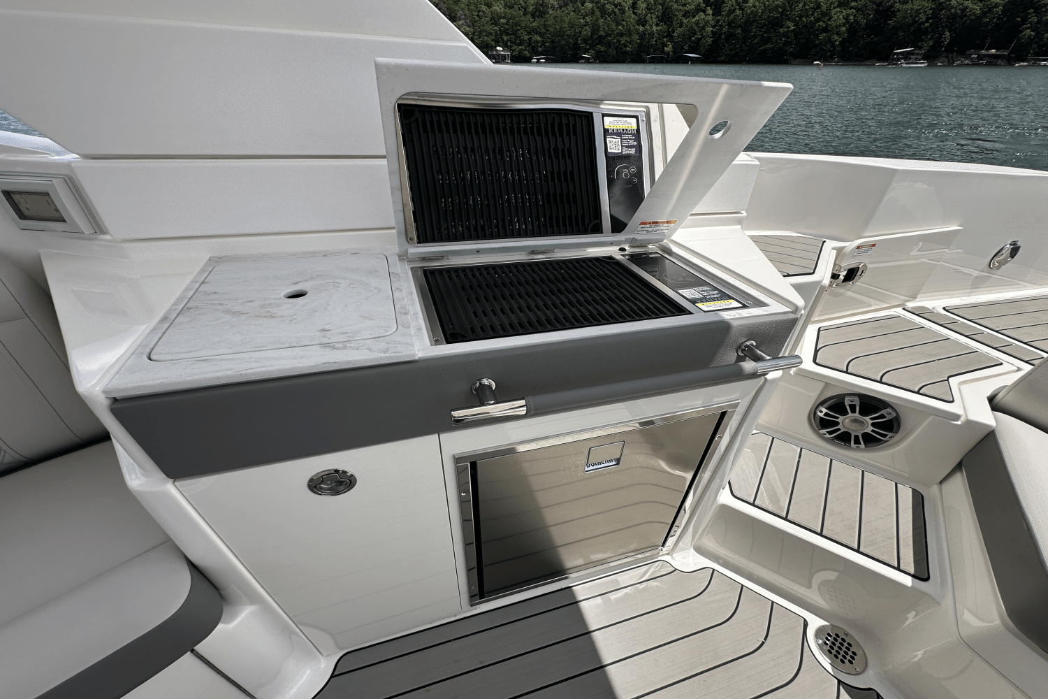 Slide: The Image of Sea Ray 350SLX 2026 - 42
