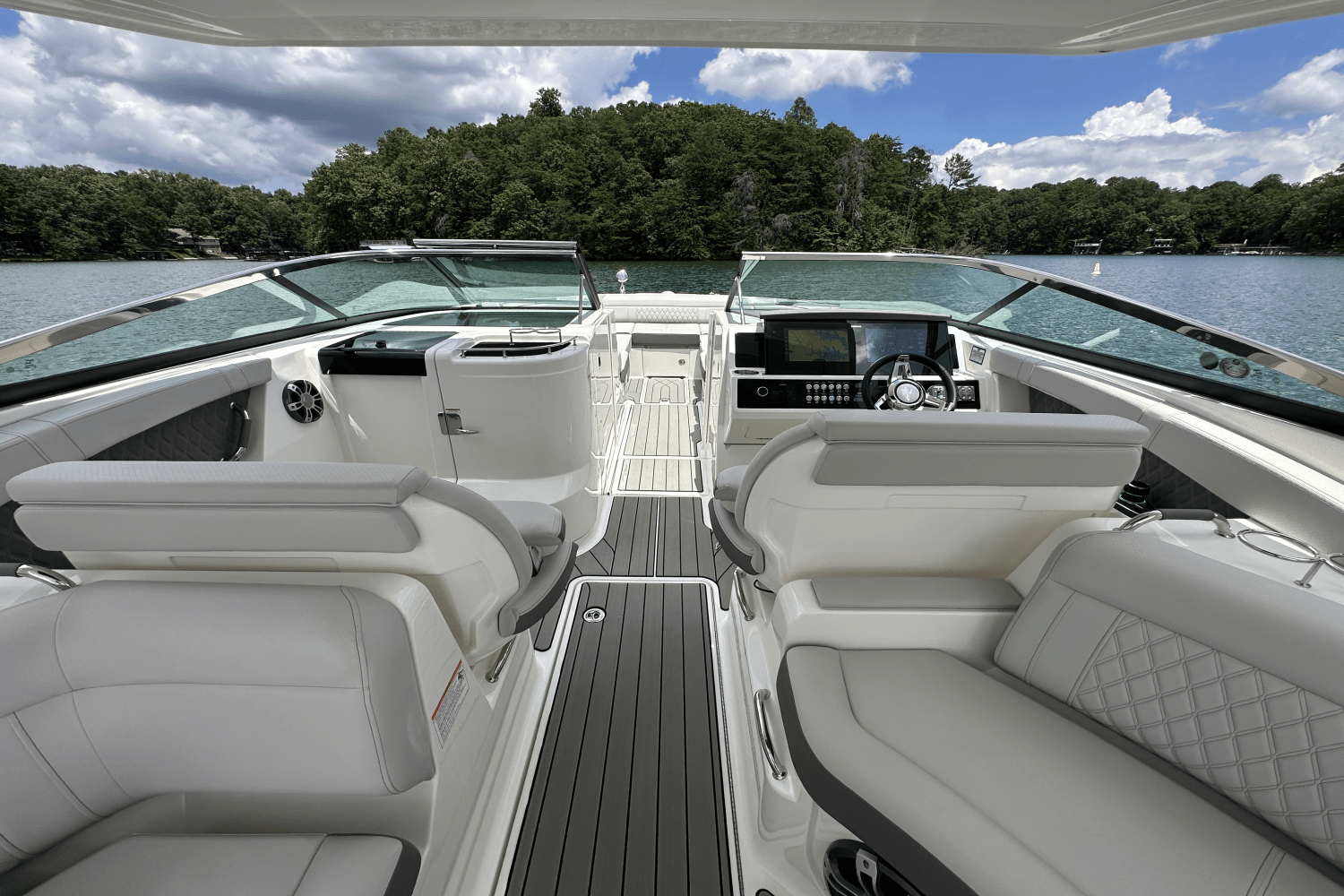 Slide: The Image of Sea Ray 350SLX 2026 - 43