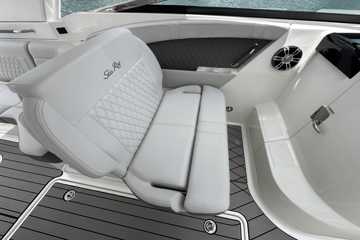 Slide: The Image of Sea Ray 350SLX 2026 - 45
