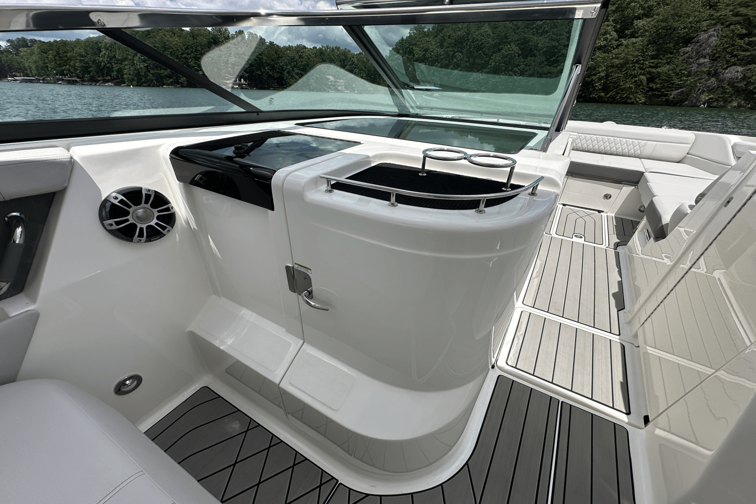 Slide: The Image of Sea Ray 350SLX 2026 - 46