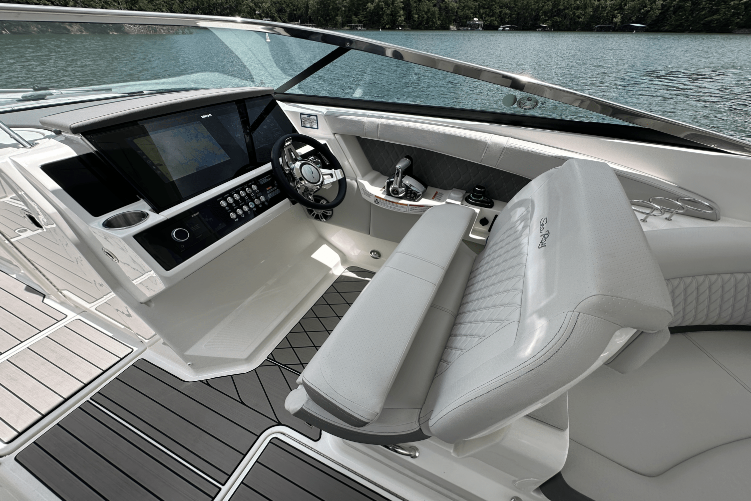 Slide: The Image of Sea Ray 350SLX 2026 - 47