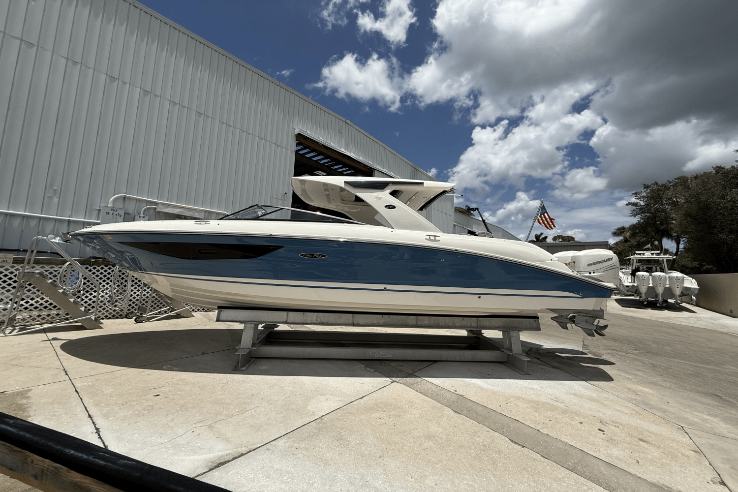 Slide: The Image of Sea Ray 350 SLX-OB 2023 - 0