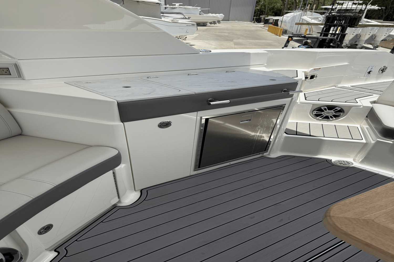 Slide: The Image of Sea Ray 350 SLX-OB 2023 - 11