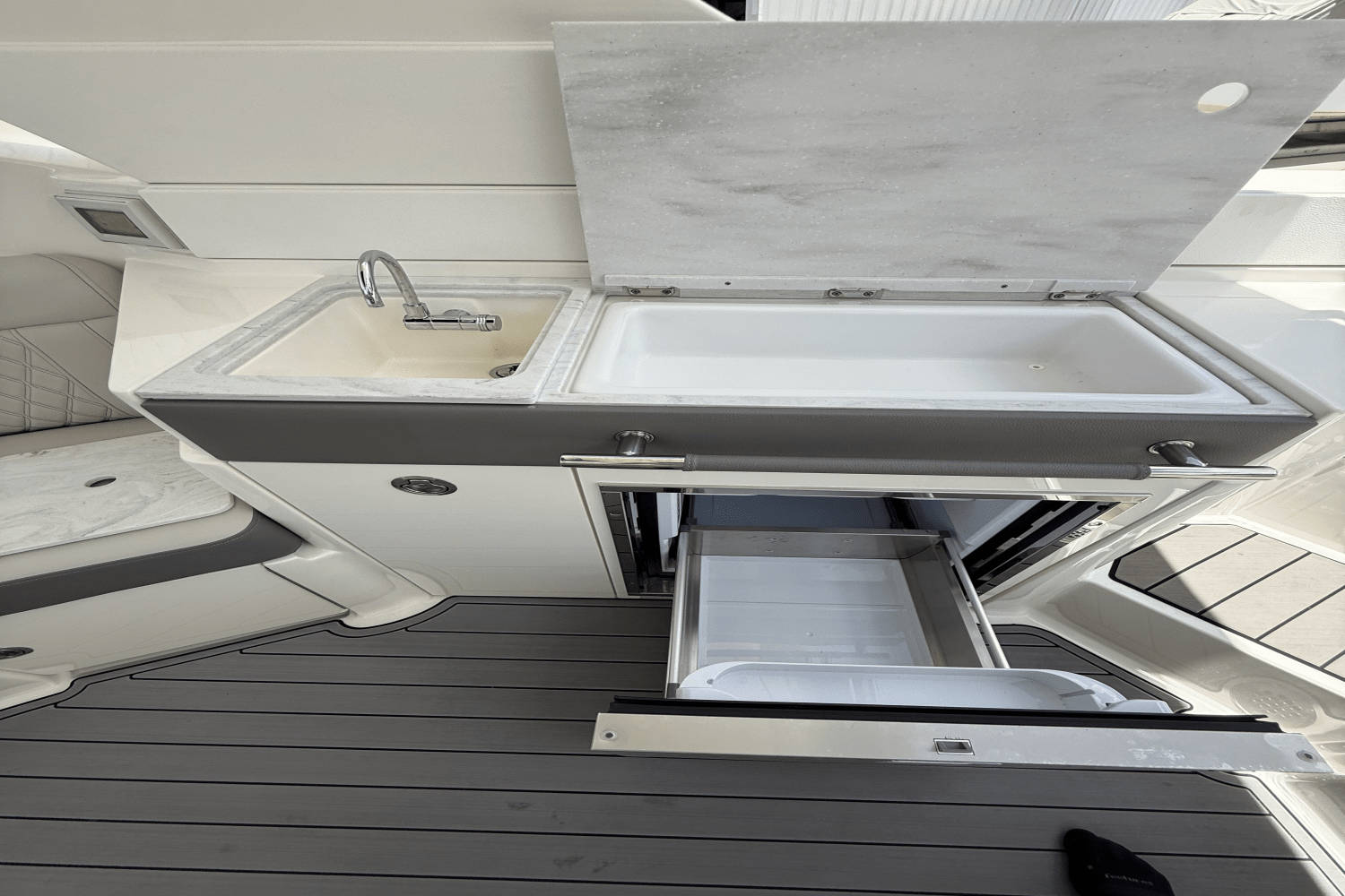 Slide: The Image of Sea Ray 350 SLX-OB 2023 - 12