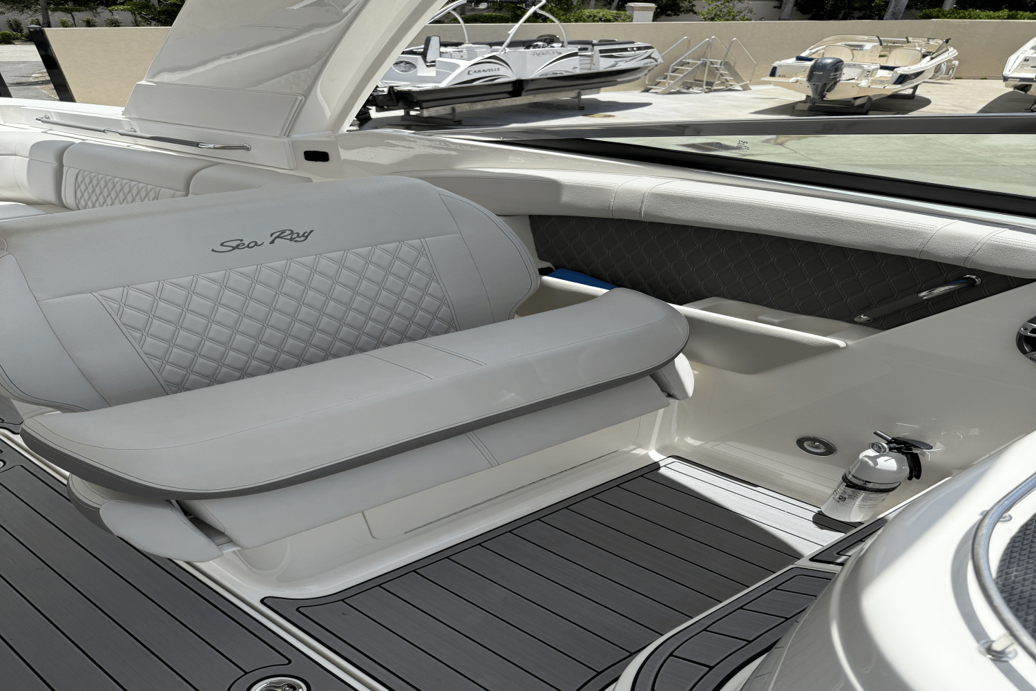 Slide: The Image of Sea Ray 350 SLX-OB 2023 - 14