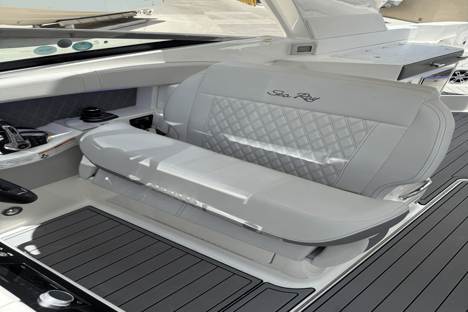Slide: The Image of Sea Ray 350 SLX-OB 2023 - 15