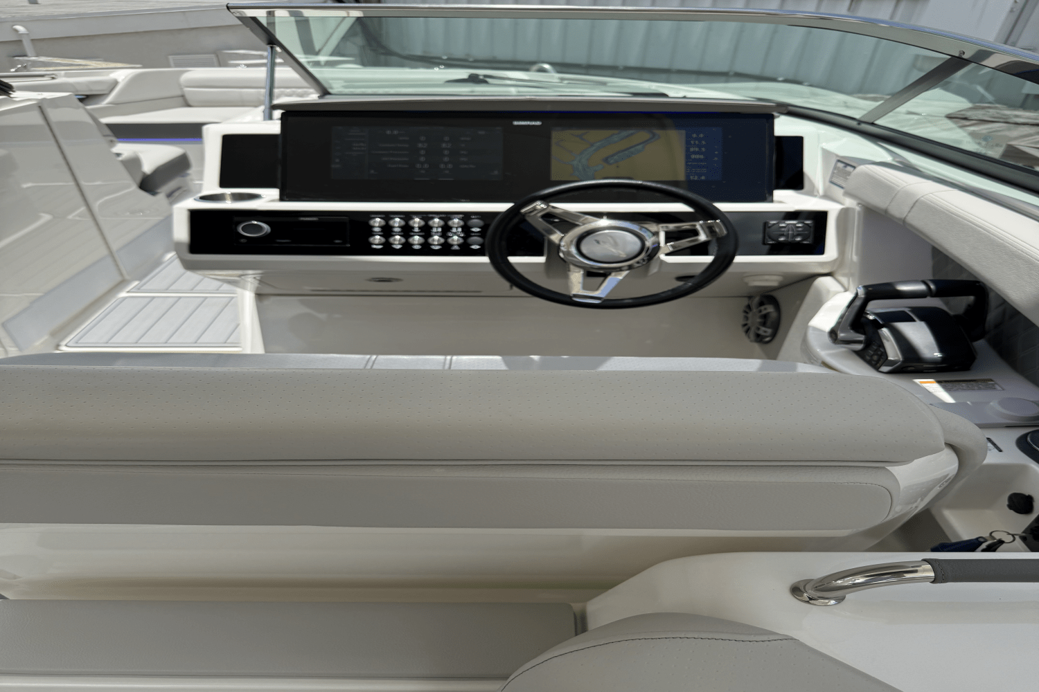 Slide: The Image of Sea Ray 350 SLX-OB 2023 - 16