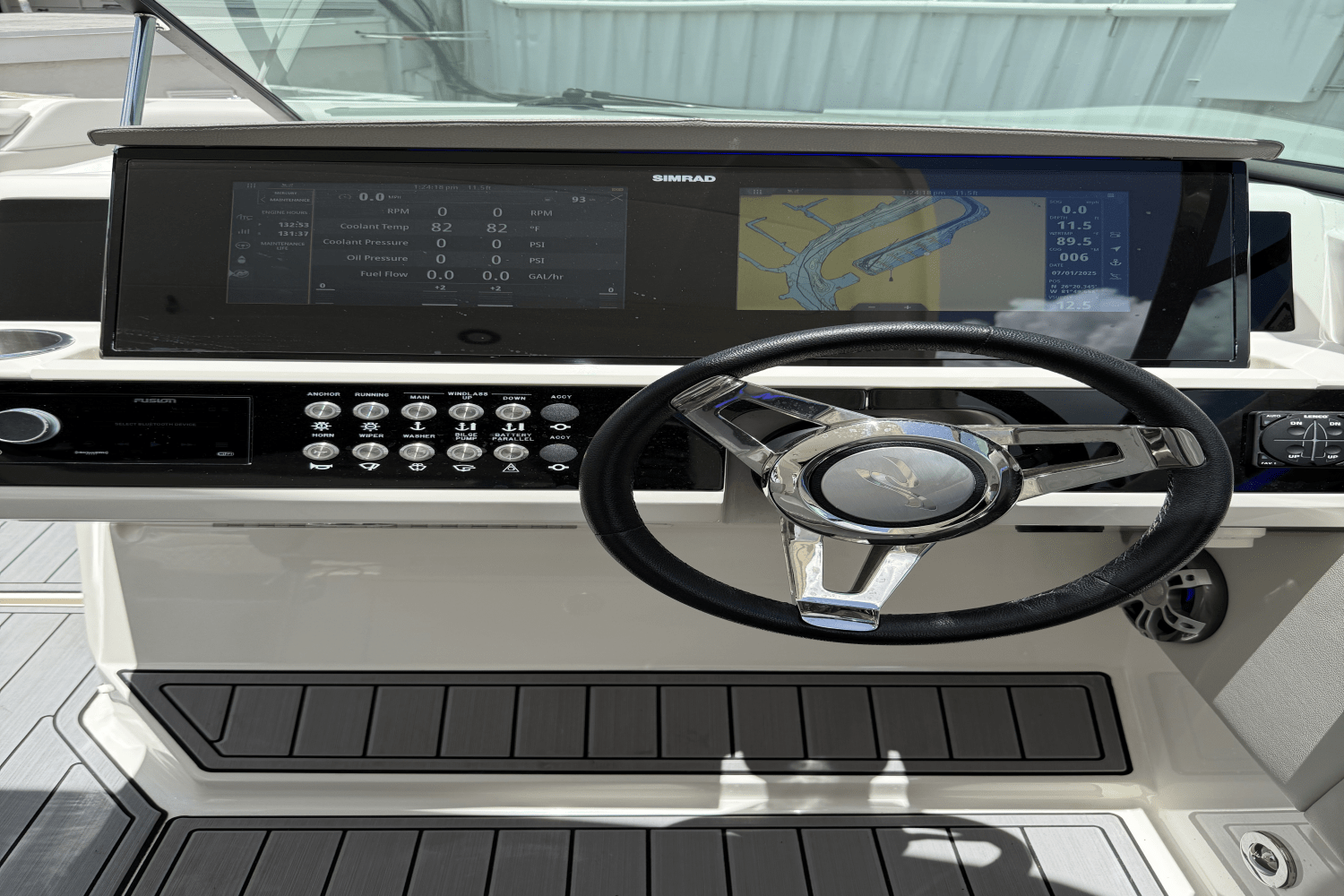 Slide: The Image of Sea Ray 350 SLX-OB 2023 - 17