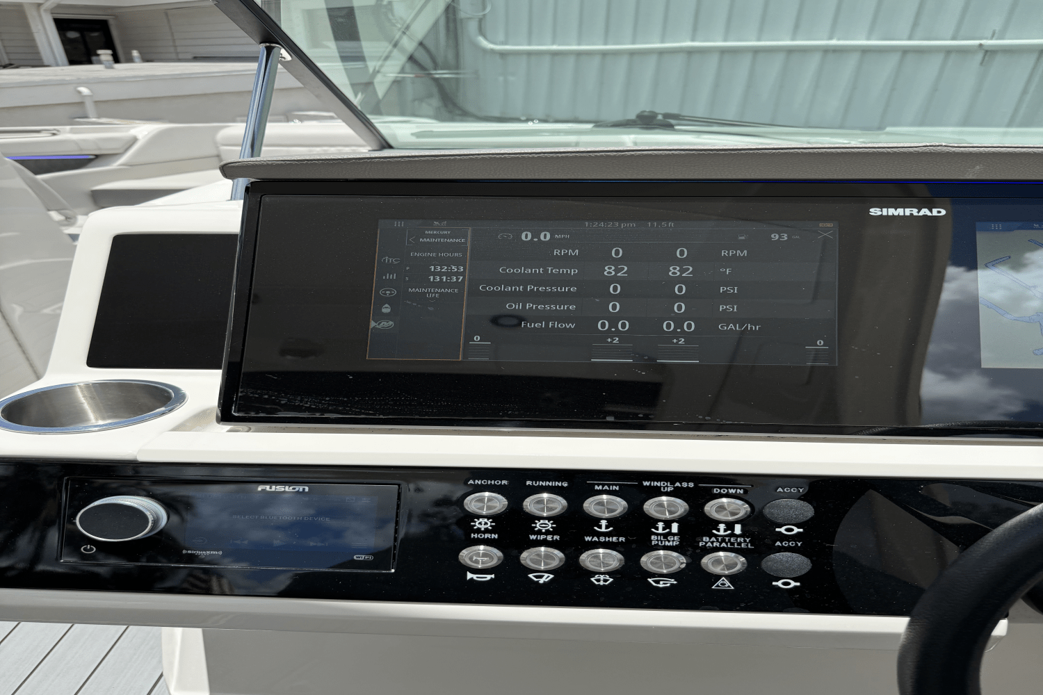 Slide: The Image of Sea Ray 350 SLX-OB 2023 - 18
