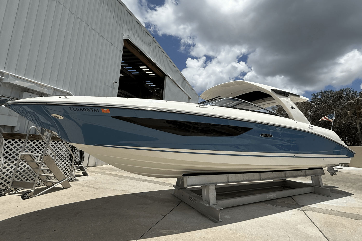 Slide: The Image of Sea Ray 350 SLX-OB 2023 - 2