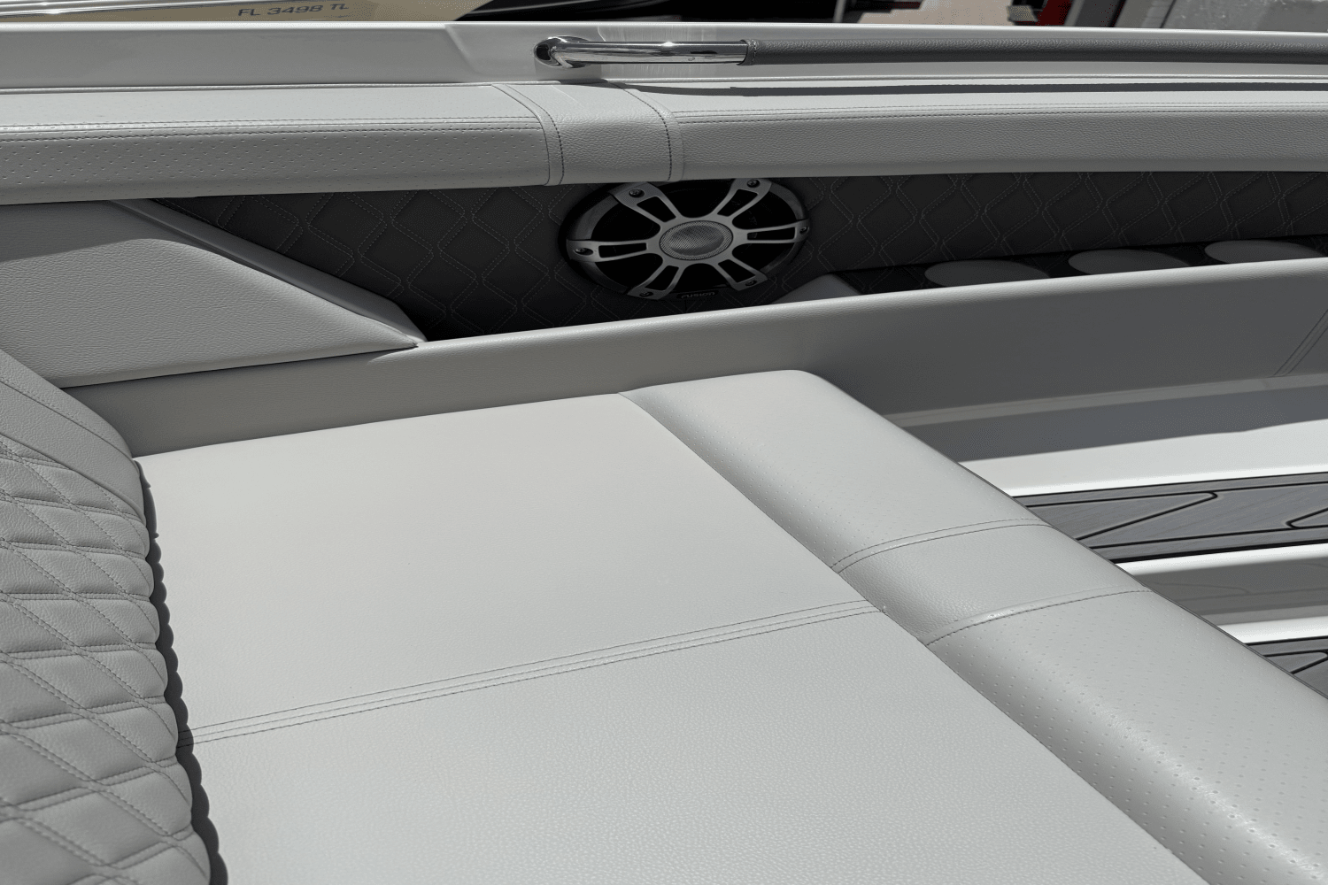 Slide: The Image of Sea Ray 350 SLX-OB 2023 - 23