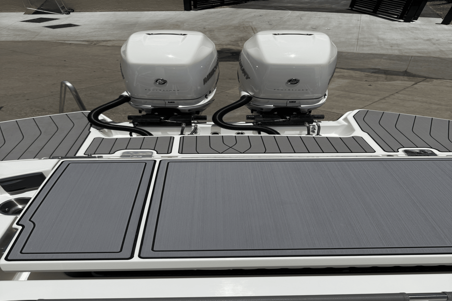 Slide: The Image of Sea Ray 350 SLX-OB 2023 - 24