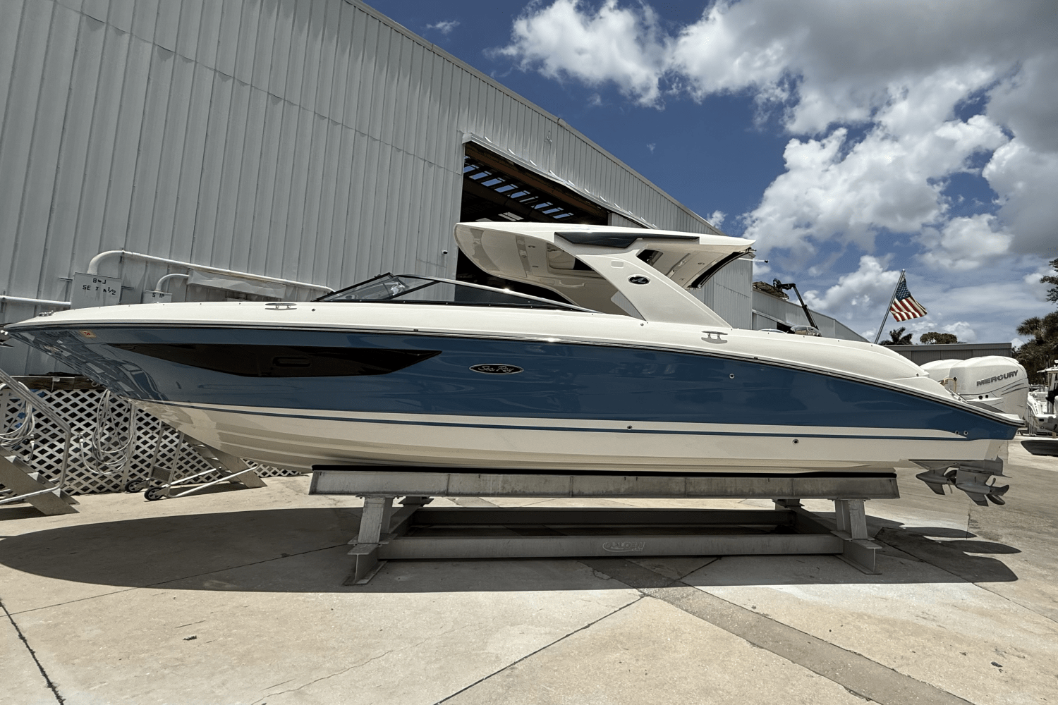 Slide: The Image of Sea Ray 350 SLX-OB 2023 - 3