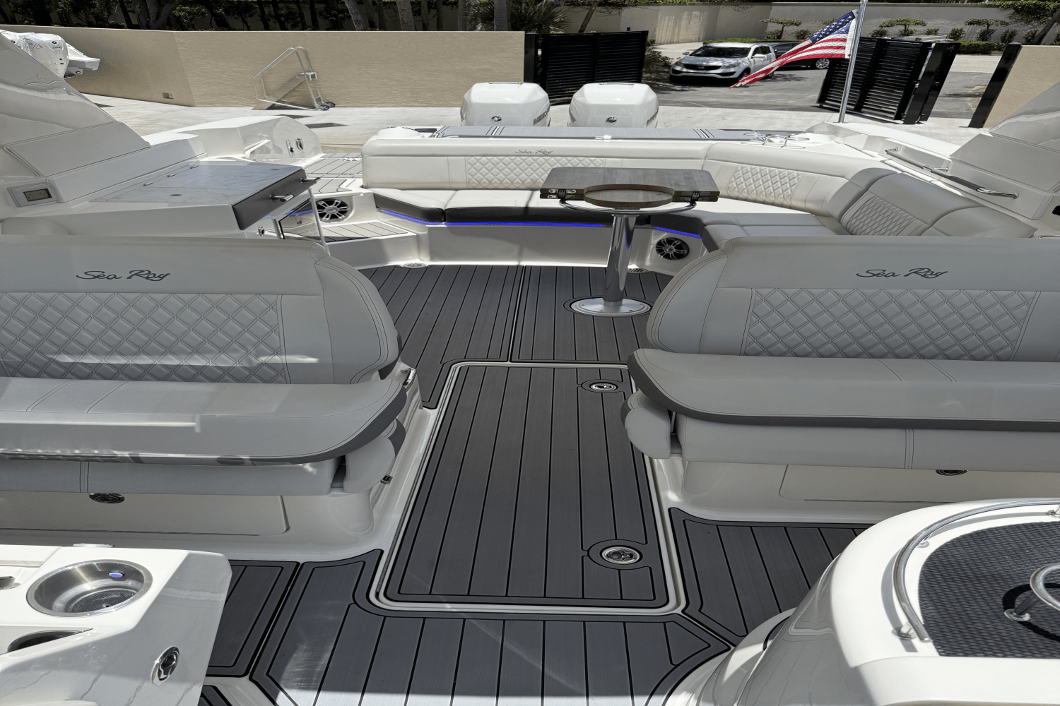 Slide: The Image of Sea Ray 350 SLX-OB 2023 - 6
