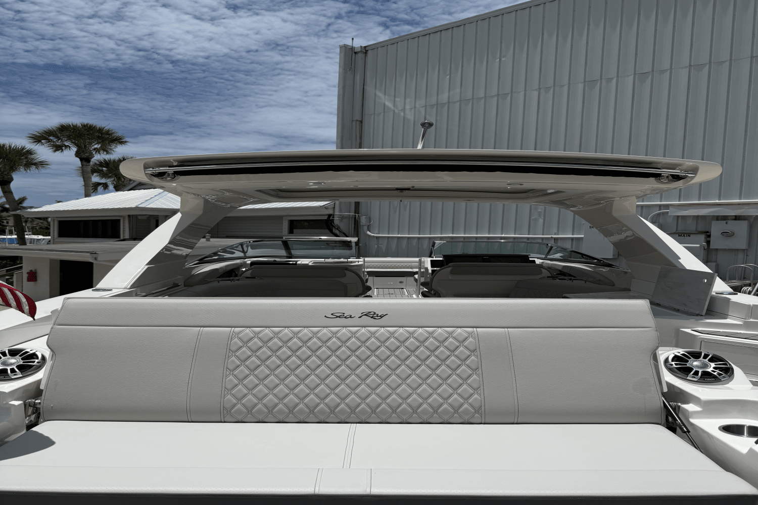 Slide: The Image of Sea Ray 350 SLX-OB 2023 - 7