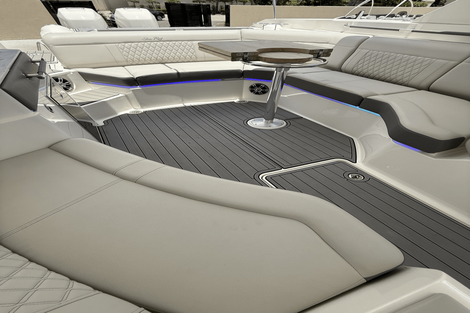 Slide: The Image of Sea Ray 350 SLX-OB 2023 - 9