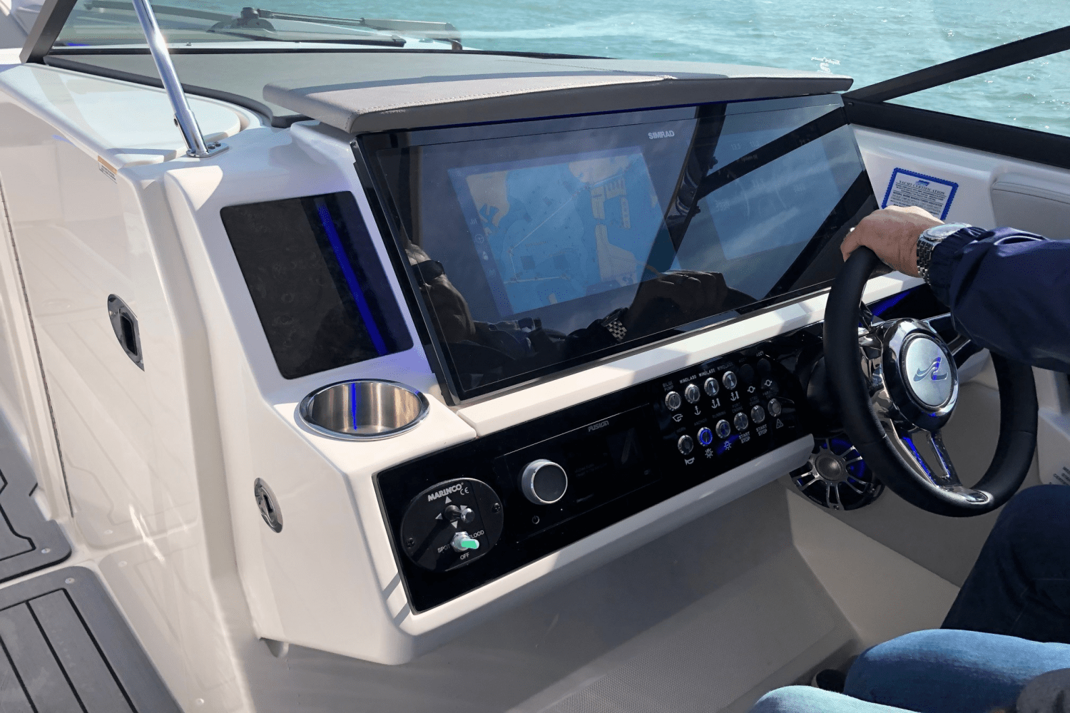 Slide: The Image of Sea Ray 350 SLX OB 2020 - 3