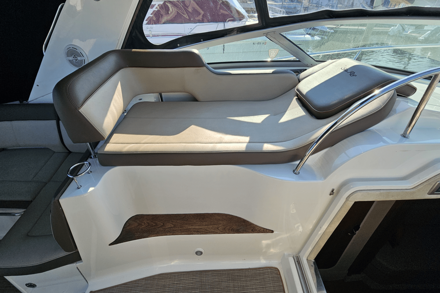 Slide: The Image of Sea Ray 350 SUNDANCER 2013 - 17