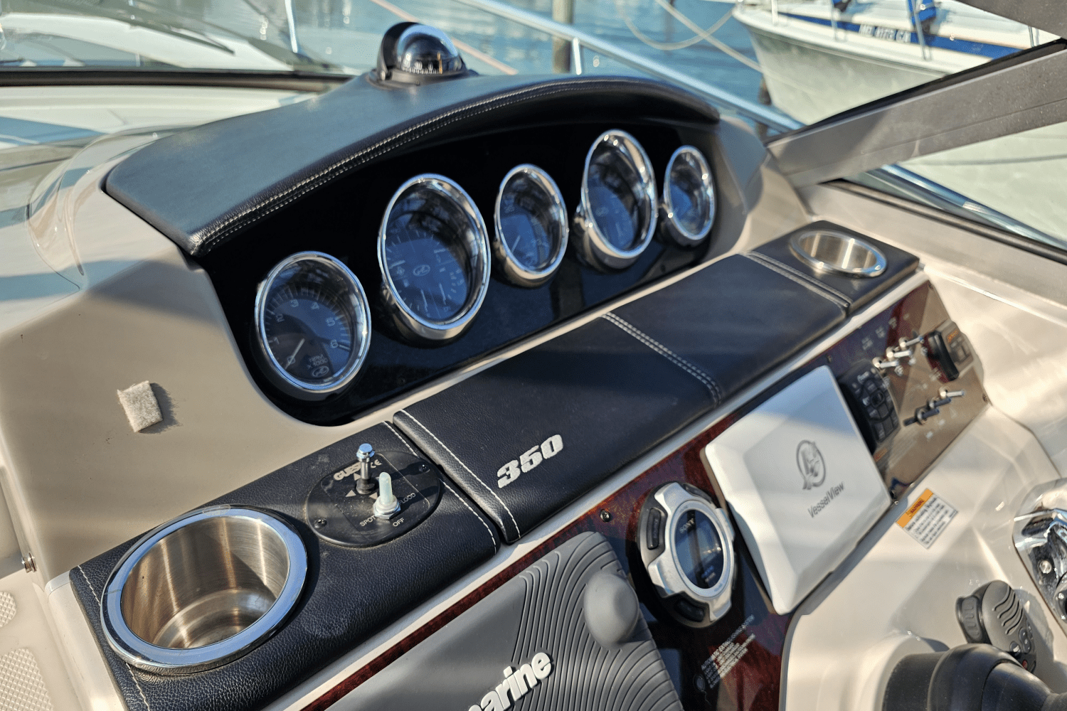 Slide: The Image of Sea Ray 350 SUNDANCER 2013 - 21