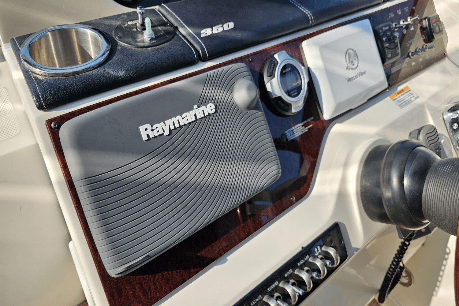 Slide: The Image of Sea Ray 350 SUNDANCER 2013 - 22