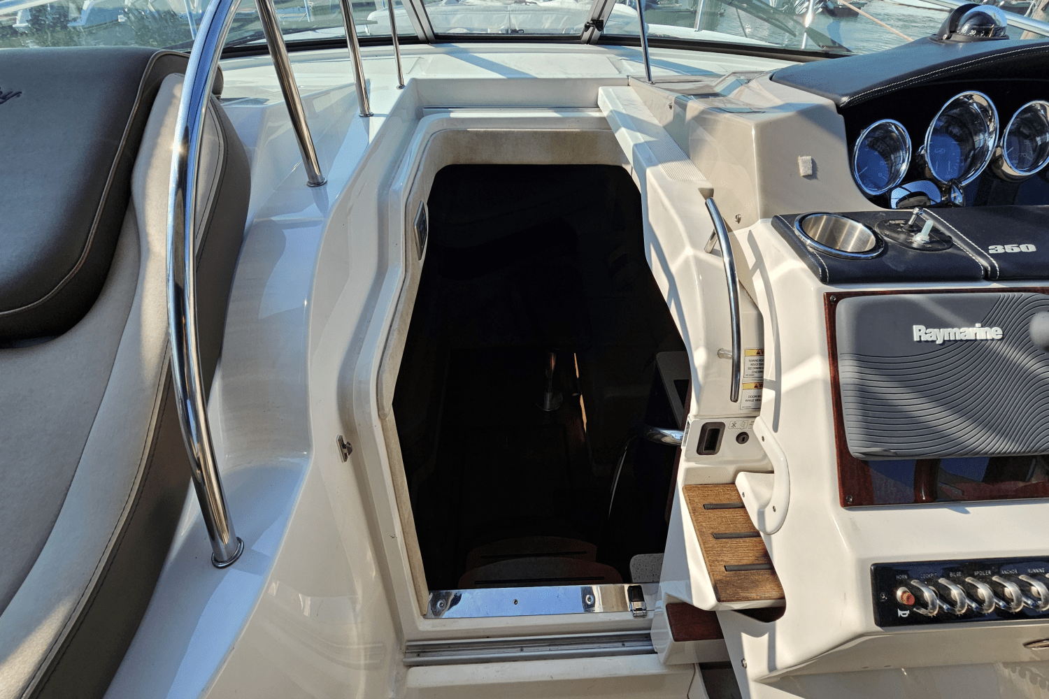 Slide: The Image of Sea Ray 350 SUNDANCER 2013 - 27