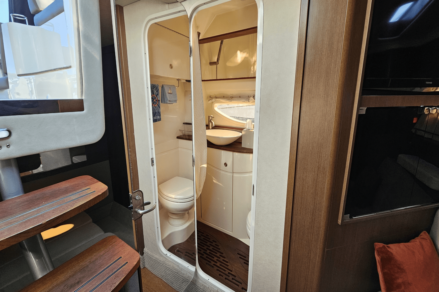 Slide: The Image of Sea Ray 350 SUNDANCER 2013 - 32