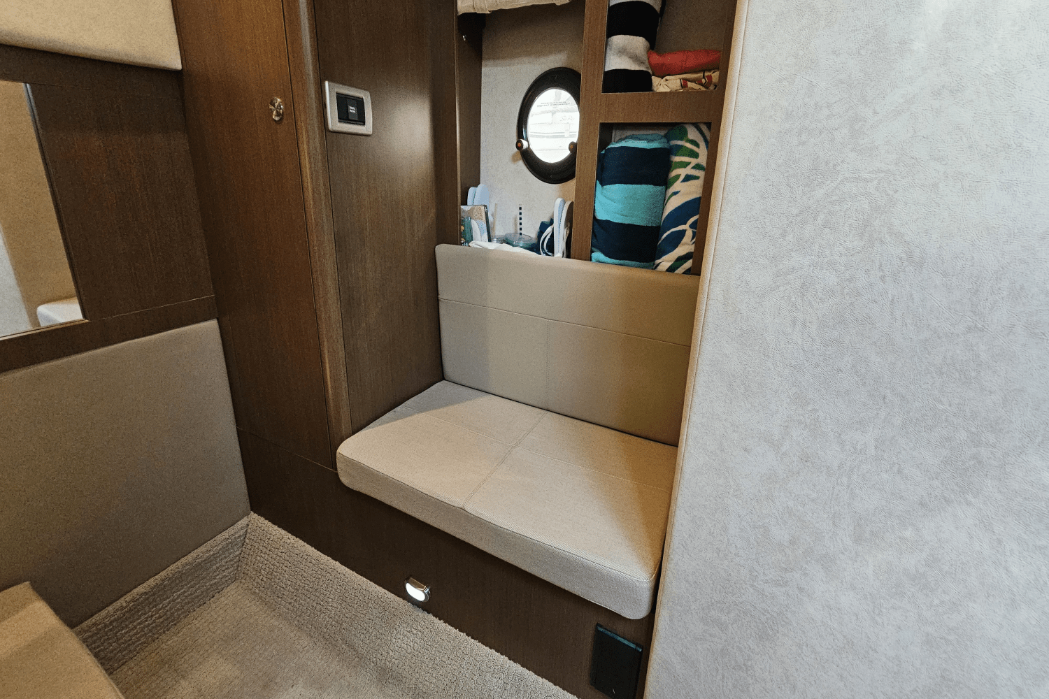 Slide: The Image of Sea Ray 350 SUNDANCER 2013 - 44