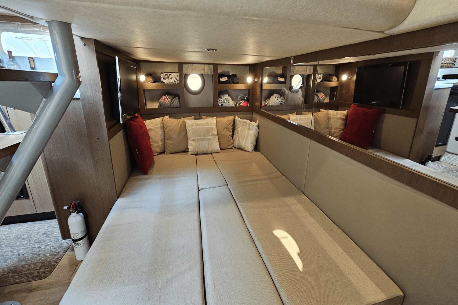 Slide: The Image of Sea Ray 350 SUNDANCER 2013 - 47