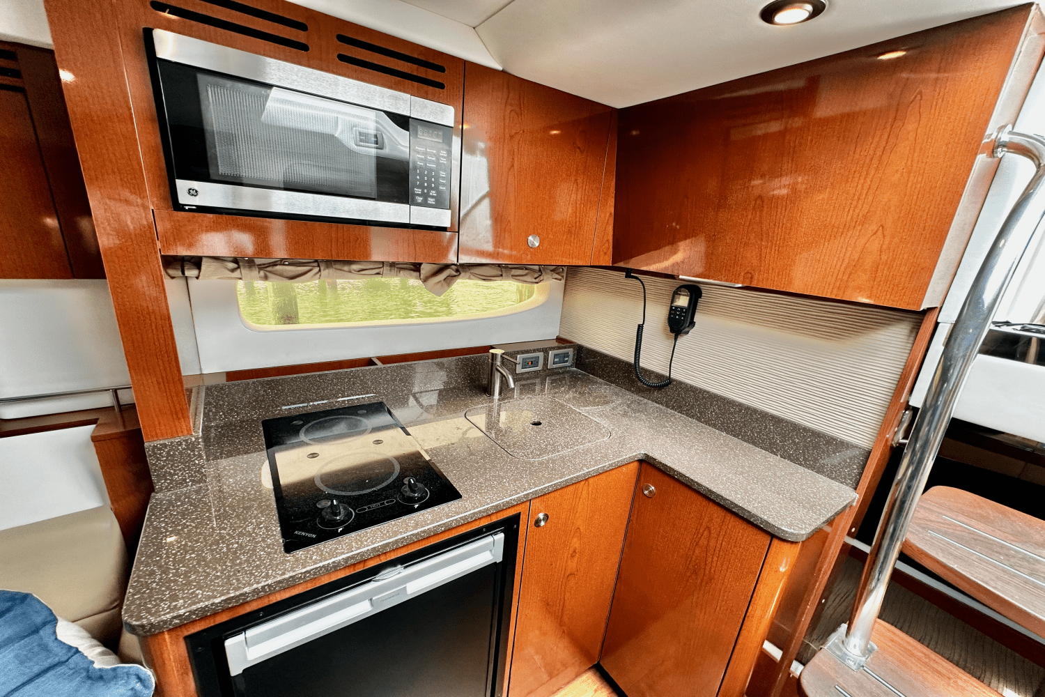 Slide: The Image of Sea Ray 350 SUNDANCER 2014 - 35