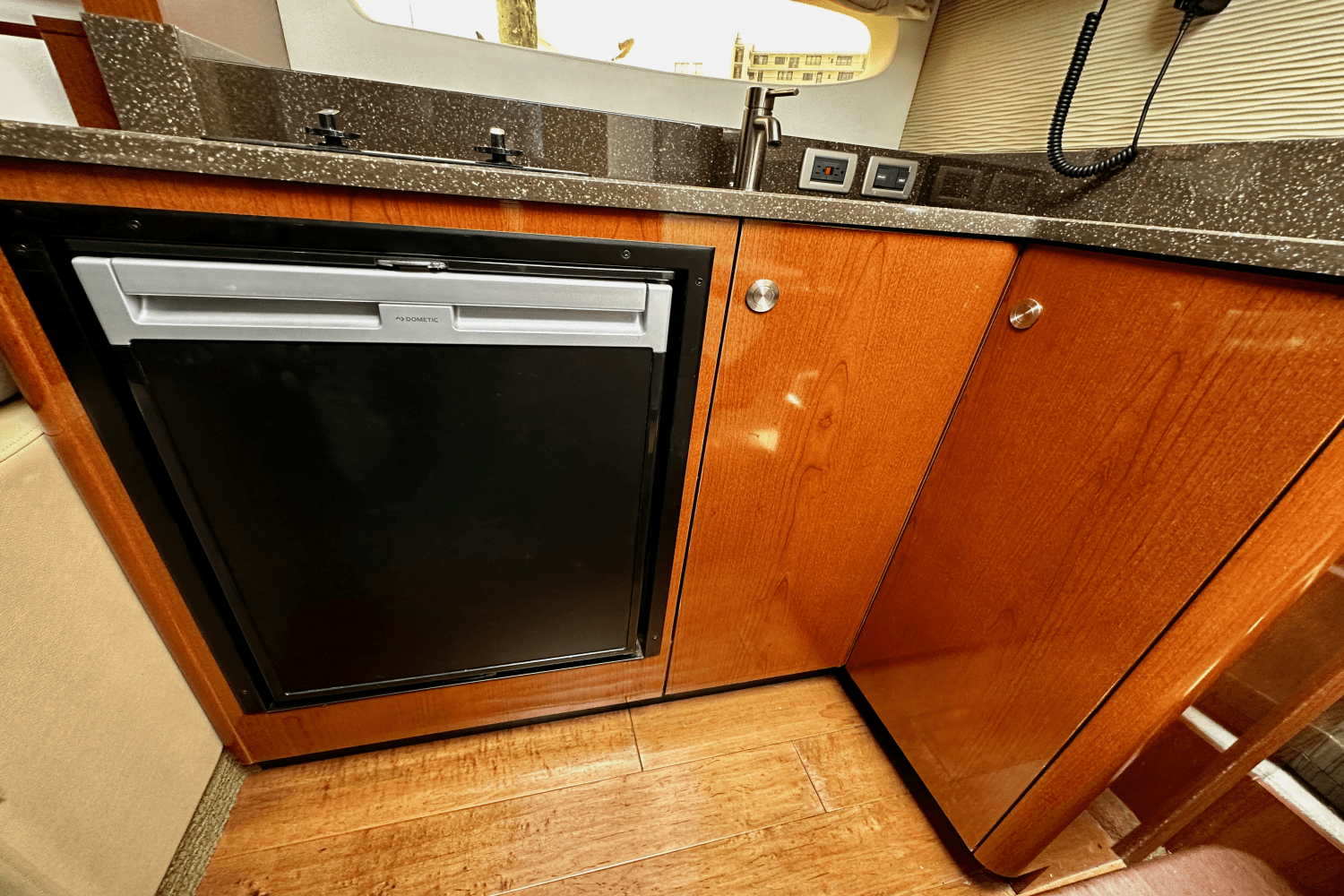 Slide: The Image of Sea Ray 350 SUNDANCER 2014 - 36