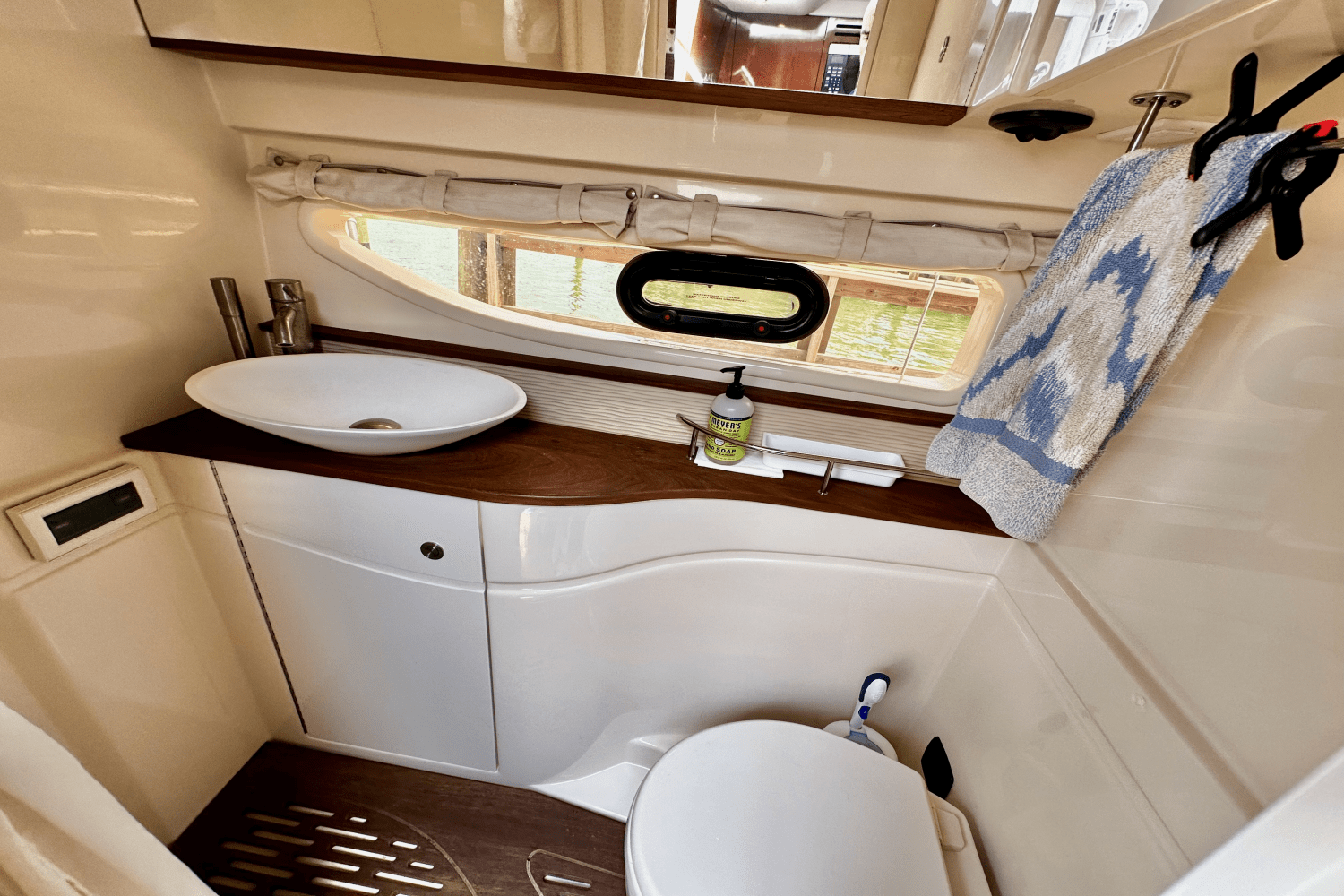 Slide: The Image of Sea Ray 350 SUNDANCER 2014 - 38