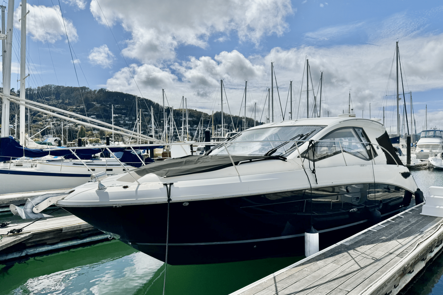 Slide: The Image of Sea Ray 350 SUNDANCER COUPE 2017 - 10
