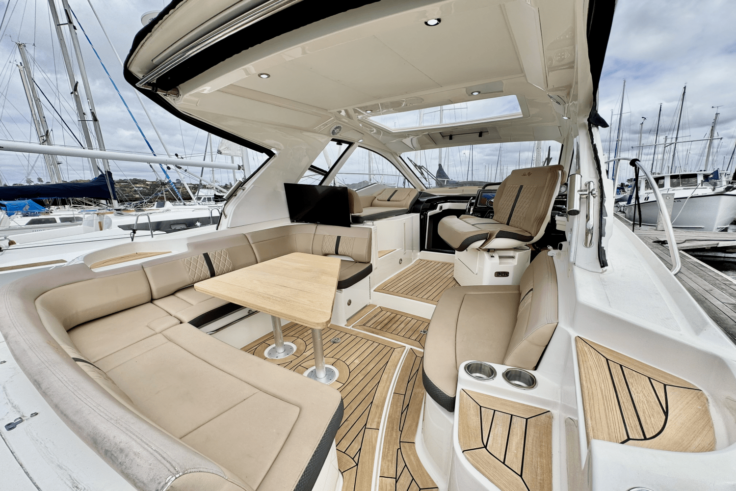 Slide: The Image of Sea Ray 350 SUNDANCER COUPE 2017 - 20