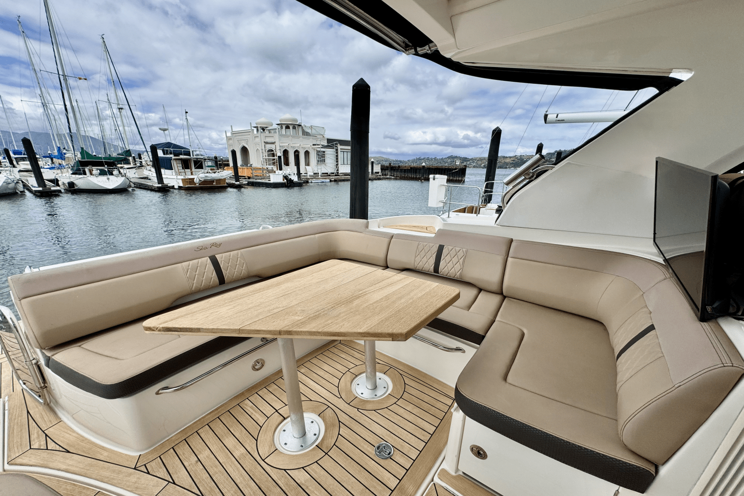Slide: The Image of Sea Ray 350 SUNDANCER COUPE 2017 - 22