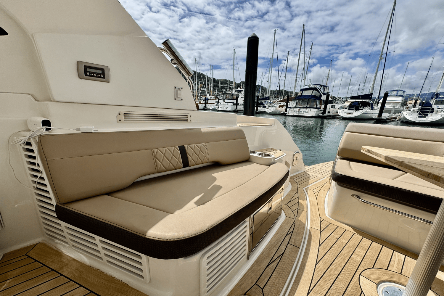 Slide: The Image of Sea Ray 350 SUNDANCER COUPE 2017 - 29