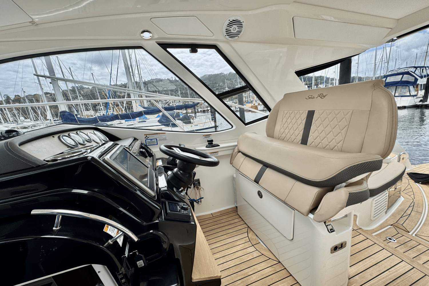 Slide: The Image of Sea Ray 350 SUNDANCER COUPE 2017 - 32