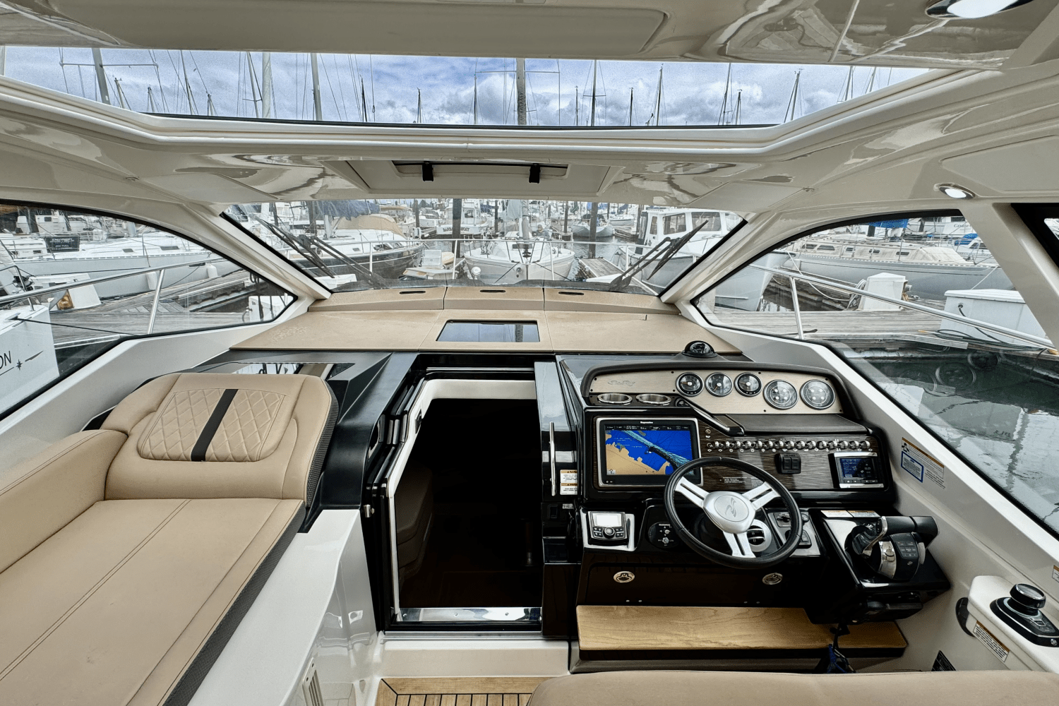 Slide: The Image of Sea Ray 350 SUNDANCER COUPE 2017 - 35