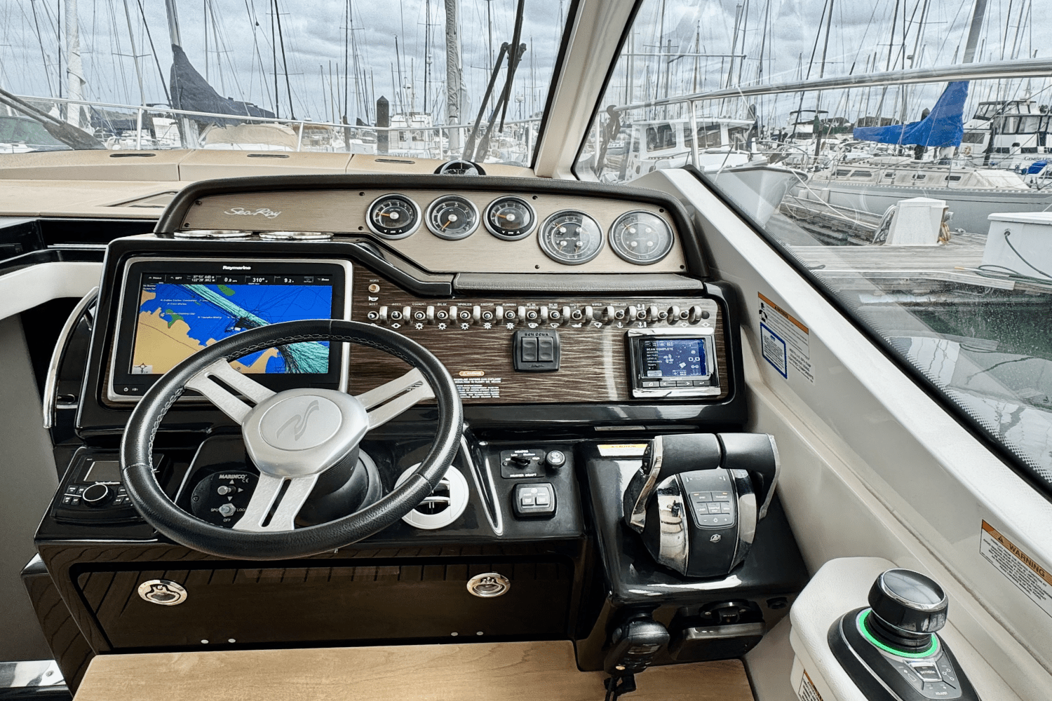Slide: The Image of Sea Ray 350 SUNDANCER COUPE 2017 - 36