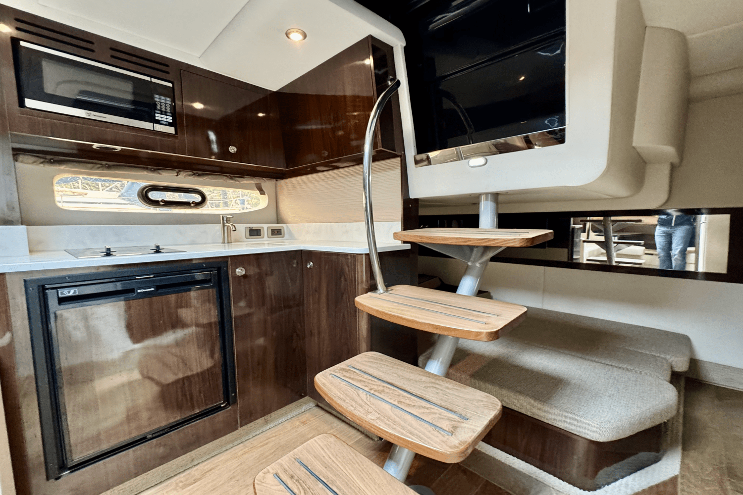 Slide: The Image of Sea Ray 350 SUNDANCER COUPE 2017 - 51