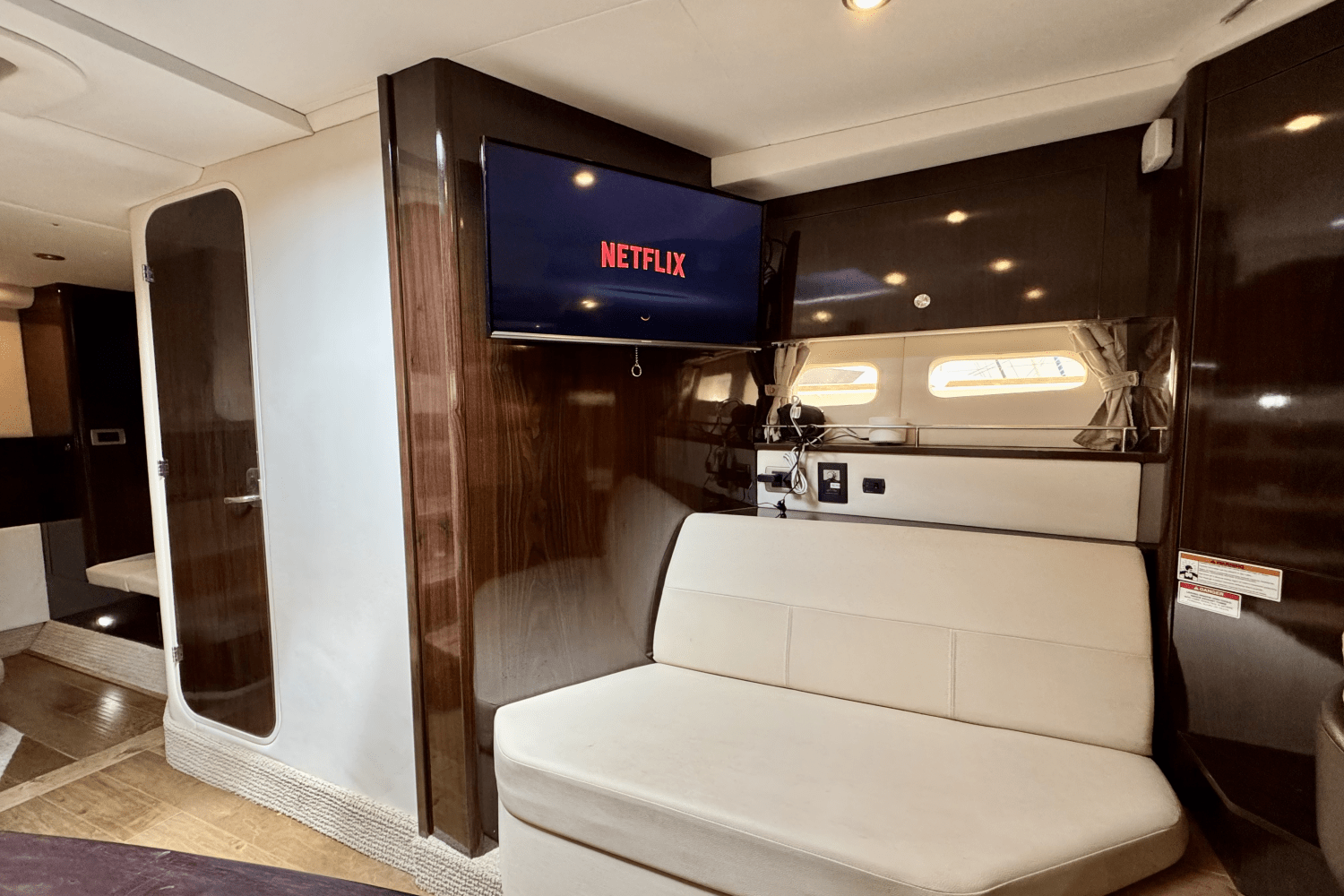 Slide: The Image of Sea Ray 350 SUNDANCER COUPE 2017 - 54